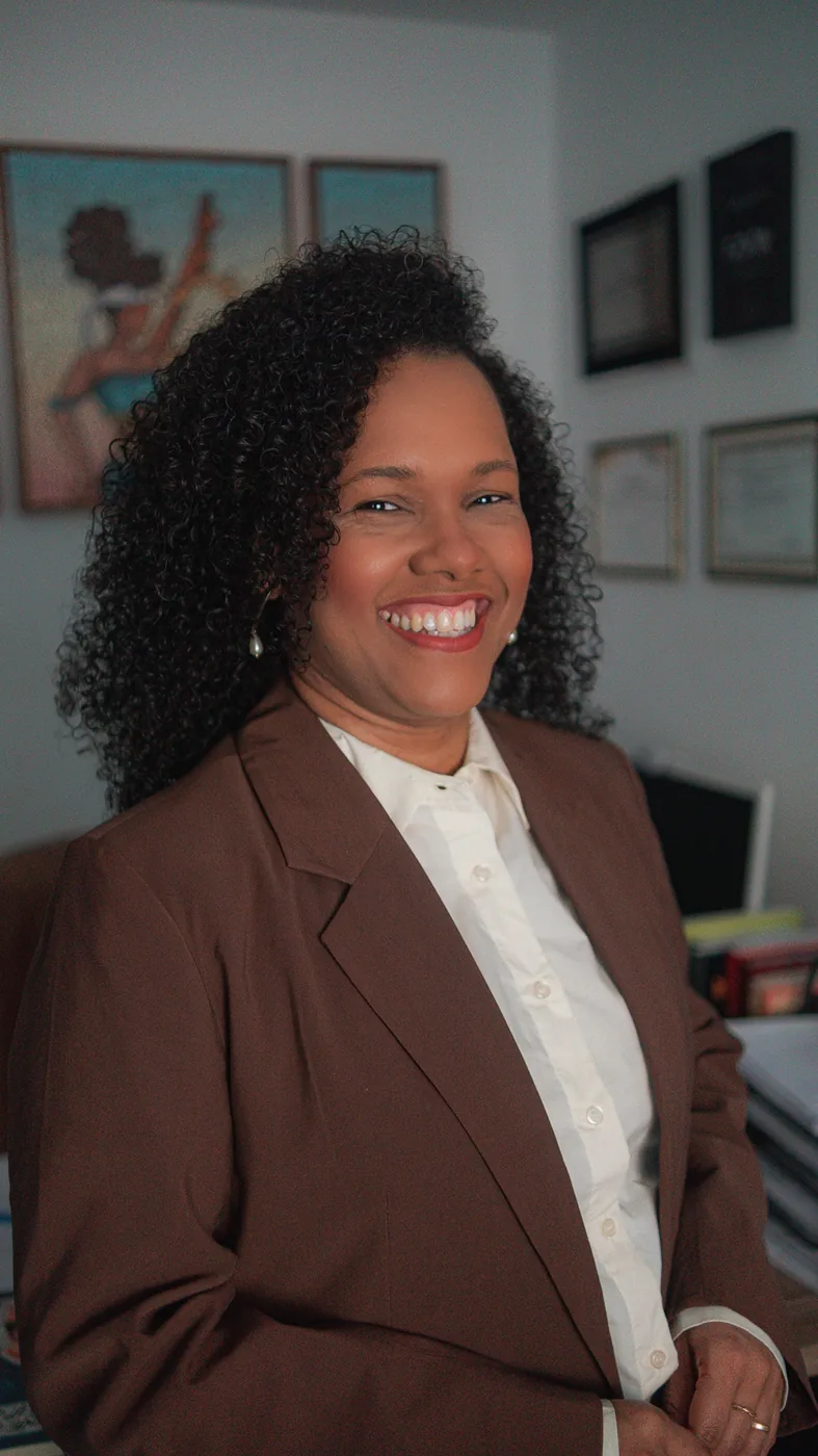 Dra. Luanda Naiara — apresentadora das lives sobre concursos públicos